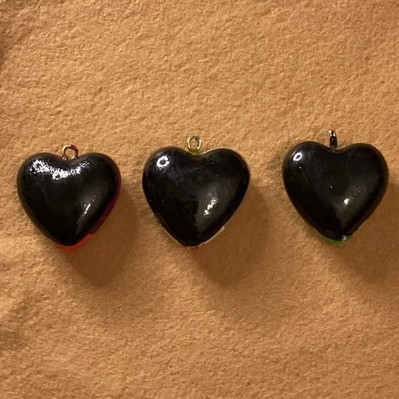 NWOT Frida Kahlo inspired hand painted heart charm - Picture 2 of 9